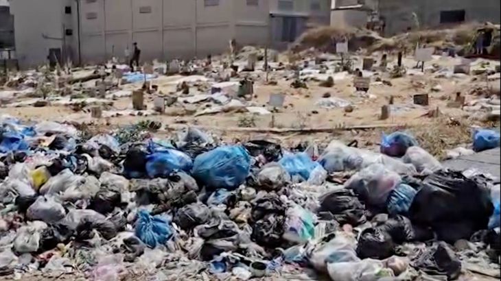 تراكم آلاف الأطنان من النفايات في الشوارع يهدد حياة الغزيين